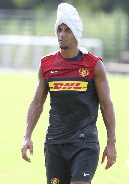 Rio Ferdinand phải lấy khăn lạnh quấn lên đầu...